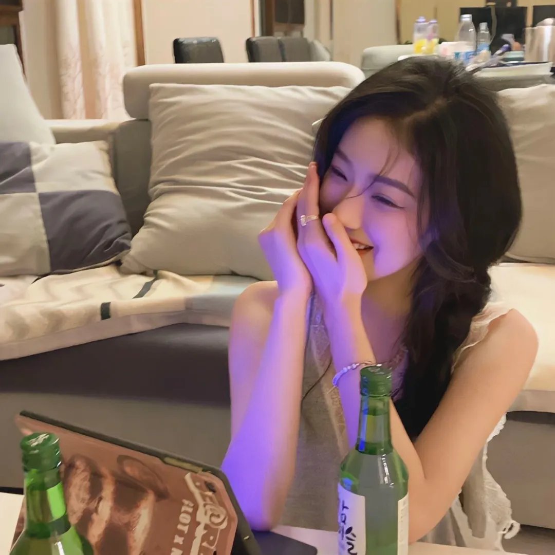 黑白照片的少女封面
